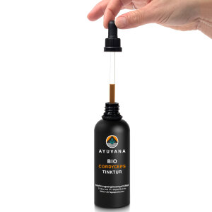 AYUVANA Bio Cordyceps Tinktur - Die Pipette wird langsam aus dem Glas gezogen.