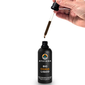 AYUVANA Bio Chaga Liquid - Ein Tropfen fällt aus der Pippette in das Glas