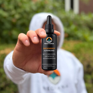 AYUVANA Bio Vitalpilz Liquid - Die Pippette ist befüllt und leicht aus dem Glas gezogen